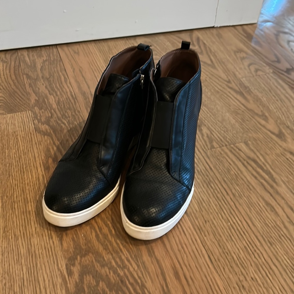 Linea Paolo Felicia Wedge sneakers size 9